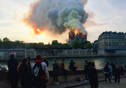 15 de abril de 2019: incendio en Notre Dame

A media tarde, en la catedral de París, símbolo cultural europeo, se propaga un fuego que derriba la aguja y parte del techo. No hay indicios de que sea intencionado y las primeras investigaciones apuntan a que la causa de las llamas fue un accidente en las obras de restauración de la aguja.