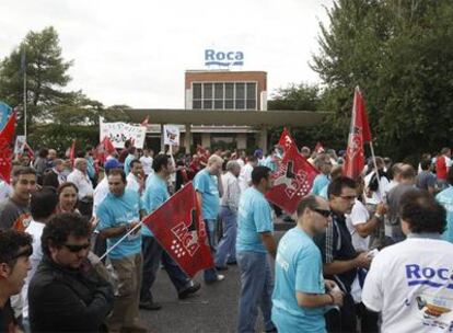 Protesta de los trabajadores de Roca en Alcalá de Henares contra el ERE solicitado por la empresa.