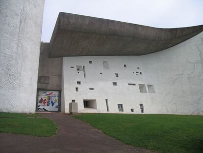 Capilla de  Notre Dame du Hautm, obra de Le Corbusier, en Ronchamp.