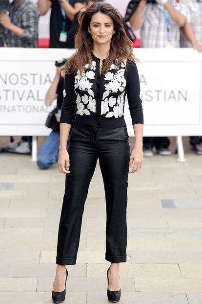 A su llegada al Festival, Penélope Cruz posó con un conjunto negro compuesto por una chaqueta de flores blancas bordadas y pantalón capri de la diseñadora L´Wren Scott para esta temporada. Los pumps negros son de Salvatore Ferragamo.