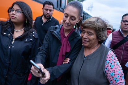 Claudia Sheinbaum se toma fotografías con los asistentes a la Asamblea Informativa en Ecatepec.