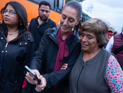 Claudia Sheinbaum se toma fotografías con los asistentes a la Asamblea Informativa en Ecatepec.