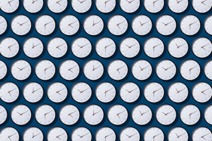 Una serie de relojes con distintos husos horarios.