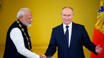 El presidente ruso, Vladimir Putin, a la derecha, saluda al primer ministro indio, Narendra Modi, tras entregarle la Orden de San Andrés el Apóstol Primero este 9 de Julio.