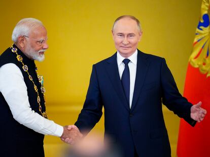 El presidente ruso, Vladímir Putin, a la derecha, saluda al primer ministro indio, Narendra Modi, tras entregarle la Orden de San Andrés el Apóstol Primero este martes.