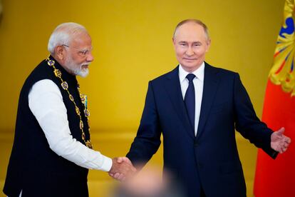 El presidente ruso, Vladímir Putin, a la derecha, saluda al primer ministro indio, Narendra Modi, tras entregarle la Orden de San Andrés el Apóstol Primero este martes.