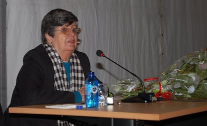 Leonor Sarmiento Pubillones, presidenta emérita del Ateneo Español de México, impartiendo una charla en su localidad natal en Asturias.