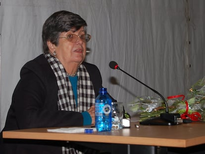 Leonor Sarmiento Pubillones, presidenta emérita del Ateneo Español de México, impartiendo una charla en su localidad natal en Asturias.