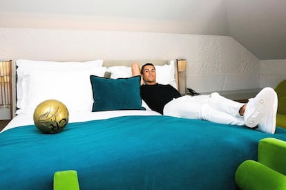 Una cadena hotelera, toallas o perfumes... El imperio de Cristiano Ronaldo trasciende el campo de fútbol y ha convertido la marca CR7 en una empresa de éxito. En la imagen en la habitación de uno de los hoteles que llevan su nombre en Lisboa en noviembre de 2017.