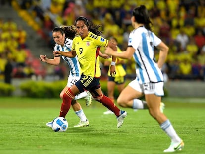 La delantera colombiana Mayra Ramírez en un partido de su selección frente a Argentina.