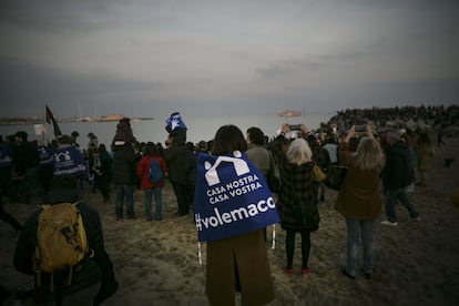 El barco de la ONG Proactiva Open Arms navega por las playas de Barcelona al término de la manifestación que bajo el lema "Basta excusas. Acojamos ya", reclama la acogida de refugiados.