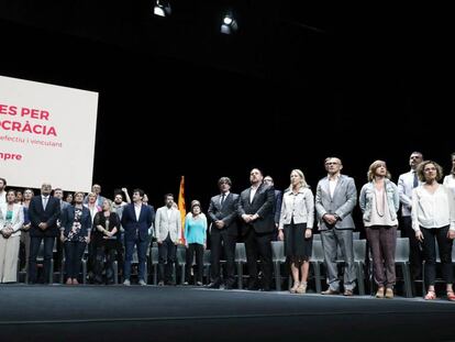 Puigdemont i membres dels partits independentistes en un acte pel referèndum.