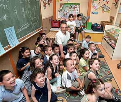 Niños del colegio Ciudad de Jaén, con el ex conserje Cabanillas.