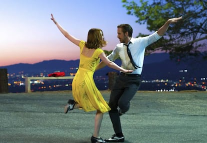 Ryan Gosling e Emma Stone em cena de ‘La la Land: Cantando estações’.