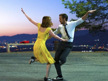 Ryan Gosling e Emma Stone em cena de ‘La la Land: Cantando estações’.