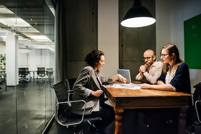 Más mujeres en puestos directivos, parte de la ecuación ganadora. Foto: Getty.