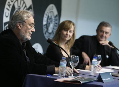 Manuel Guti¨¦rrez Arag¨®n, a la izquierda, debate sobre Bu?uel con la profesora Amparo Mart¨ªnez Herranz y el ensayista Agust¨ªn S¨¢nchez Vidal, ayer en el C¨ªrculo de Bellas Artes de Madrid.