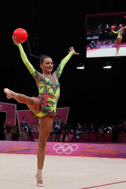 La atleta Ulyana Trofimova, de Uzbekistan, compitió con un maillot de lo más alegre. Eligió un amarillo chillón que la hizo brillar en el Wembley Arena de Londres.