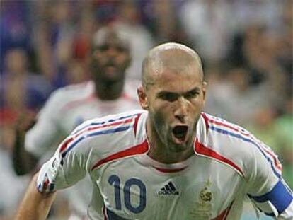 Zidane festeja su gol de penalti, el que llevó a Francia a la final.