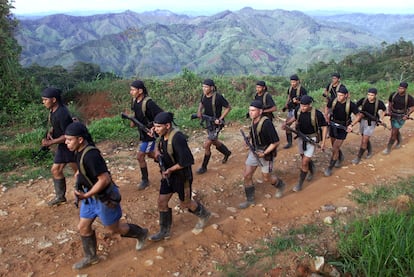 Un grupo de paramilitares trota durante un entrenamiento en Antioquia, el 1 de mayo de 2002.
