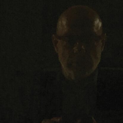Brian Eno. ReflectionWarp / Music As UsualEno mantiene que la música ambiental que hace está creada para pensar. Por eso siente la necesidad de publicarla, a pesar de que el término ambient posee una serie de connotaciones poco halagüeñas para quien acuñó el término en 1975. En manos de Eno, los sonidos se convierten en dados cuyos movimientos determina el azar. Eso es lo que trae la larga pieza instrumental que es Reflection, que verá la luz el primer día de 2017.