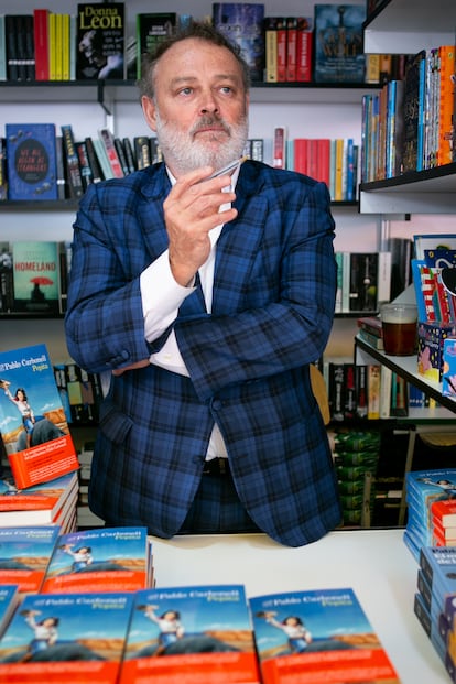 Pablo Carbonell firma ejemplares de su primera novela, 'Pepita', en la Feria del Libro de Madrid de 2019.