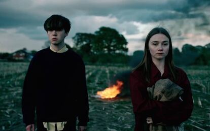 Os atores Alex Lawther e Jessica Barden: personagens vividos pela dupla juntos formam um casal tão desafinado como irresistível.