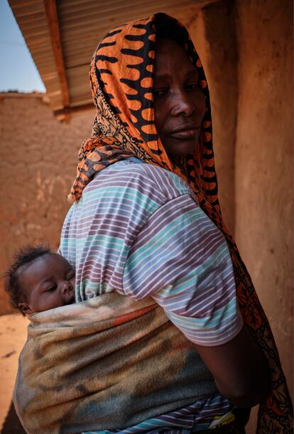 Una madre espera a que su hijo sea vacunado contra la poliomielitis en el campo de refugiados de Dzaleka. 

Según los datos del Ministerio de Salud, durante las tres primeras campañas, el objetivo era alcanzar a 2,9 millones de niños. Durante la cuarta ronda, el objetivo pasó a ser de 3,6 millones.