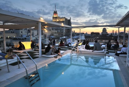 Terraza del hotel Room Mate, en la plaza de Vázquez de Mella, un hotel 'gayfriendly' cuya azotea tiene unas magníficas vistas del centro de Madrid.