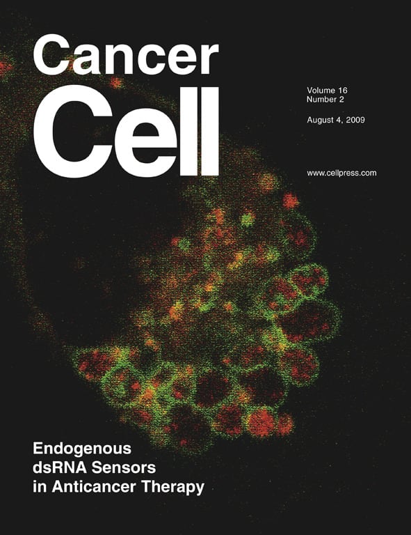 Portada de la revista 'Cancer Cell' con la muerte de una célula tumoral por autodigestión masiva tras la administración del fármaco experimental del CNIO.