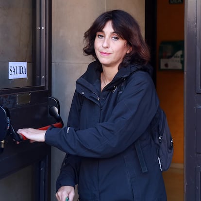 GRAF8078. GRANADA, 02/10/2018.- Juana Rivas a su salida hoy del juzgado de lo Penal 1 de Granada donde ha recogido la sentencia que la condena a cinco años de cárcel y seis de inhabilitación para la patria potestad de sus dos hijos por permanecer en paradero desconocido con ellos en el verano del 2017. EFE/Pepe Torres