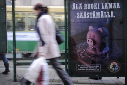 Una campaña publicitaria para incentivar el consumo frente al ahorro muestra una hucha con dientes de vampiro, en Helsinki.