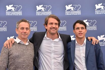 El director venezolano Lorenzo Vigas (en el centro) junto a los actores Alfredo Castro (izquierda) y Luis Silva (derecha) en el Festival de Venecia.