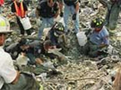 Personal de rescate busca restos humanos entre los escombros de las Torres Gemelas.