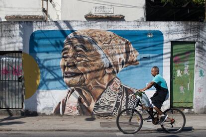 Os grafites de Wallace Pato estão espalhados pelas ruas do Rio de Janeiro, sobretudo em bairros e comunidades da periferia. Ele diz querer levar a arte para aqueles que não tem acesso a ela. Na foto, uma obra de Pato no bairro de Ramos, na zona norte do Rio.