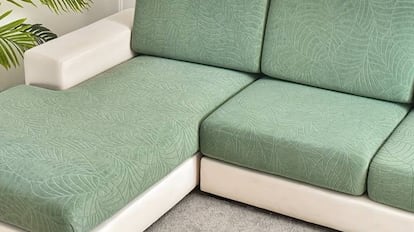 Esta funda de sofá es muy resistente al agua y tiene un grado elevado de elasticidad.