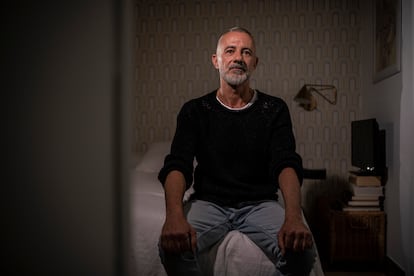 Nacho Barceló, víctima de abusos sexuales cuando era niño en Valencia por un profesor agustino, fotografiado en su casa de Madrid.