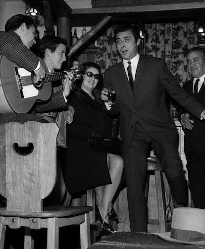 Enrique Vargas, 'El Príncipe Gitano', durante una actuación para unos amigos en Madrid en febrero de 1967.