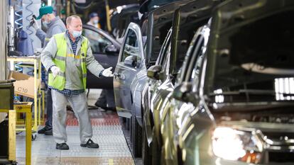 Trabajadores en una fábrica de Renault en Moscú (Rusia).