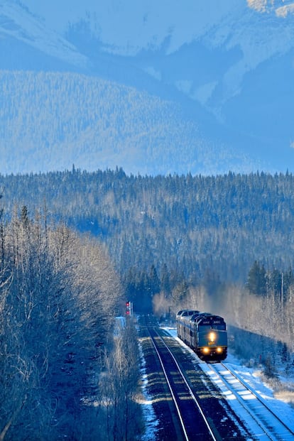 4.466 kilómetros que se recorren en cuatro días y sus cuatro noches pasando por Kamloops, Jasper, Edmonton, Saskatoon, Winnipeg, Sioux Lookout y Sudbury. The Canadian Pacific Railway se puso en servicio en 1954, y en 1978 Via Rail asumió su gestión transformándolo en un viaje mucho más demandado como tren turístico.<br></br> Más información: viarail.ca