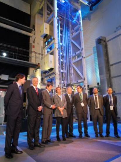 Directivos de ThyssenKrupp en el centro de innovación de Gijón, junto al prototipo.