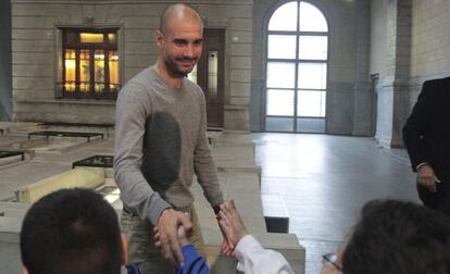 Guardiola saluda a unos niños, en Buenos Aires.