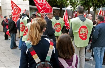 Dos ni&ntilde;as de camino al colegio, ante unos piquetes informativos en Sevilla.