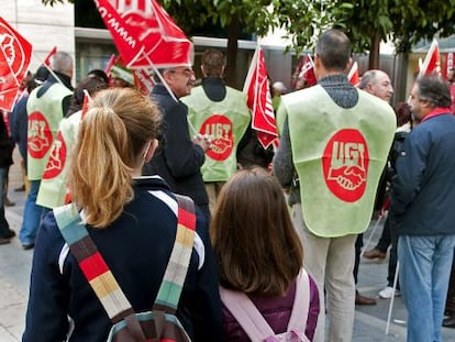 Dos ni&ntilde;as de camino al colegio, ante unos piquetes informativos en Sevilla.