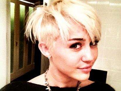 Miley Cyrus se corta la melena y cambia radicalmente de look