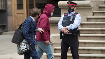 Uno de los acusados por la agresión sexual múltiple a una joven en una nave industrial de Sabadell, a la llegada al juicio en la Audiencia de Barcelona.