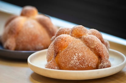 Pan de muertos finalizado de Doble Uve Obrador, en Madrid.