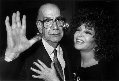 Sara Montiel y Camilo José Cela, en el hotel Palace de Madrid, celebrando la concesión del Premio Nobel de Literatura en 1989 al escritor español.