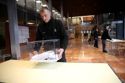 Operarios colocan las urnas para las elecciones de mañana, en el Ayuntamiento de Barcelona.