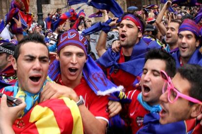 Seguidores del Levante, ayer por la tarde durante la celebración del ascenso en la plaza de la Virgen de Valencia.